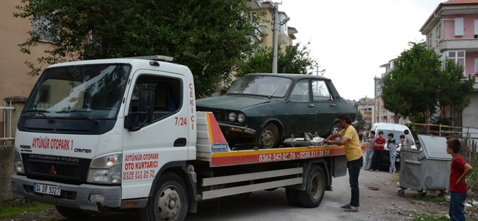 Bafra'da terk edilen otomobil otoparka çekildi
