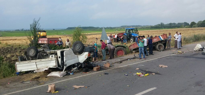 Kamyonet park halindeki traktöre arkadan çarptı:1 yaralı