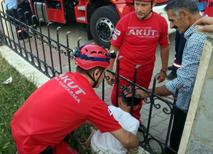 Çocuğun kafası parmaklığa sıkıştı