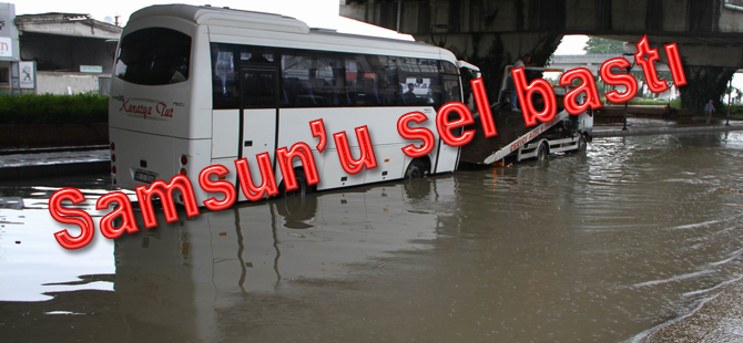 Samsun'da sağanak yağış hayatı felç etti