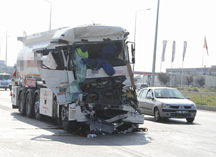 Motorin yüklü tanker kamyona çarptı