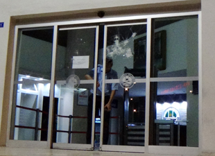 İşten çıkartılan temizlik işçisi belediyenin camlarını taşladı