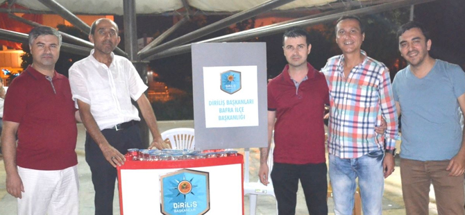 Diriliş başkanları Bafra'da demokrasi nöbeti tutanlara su dağıttı