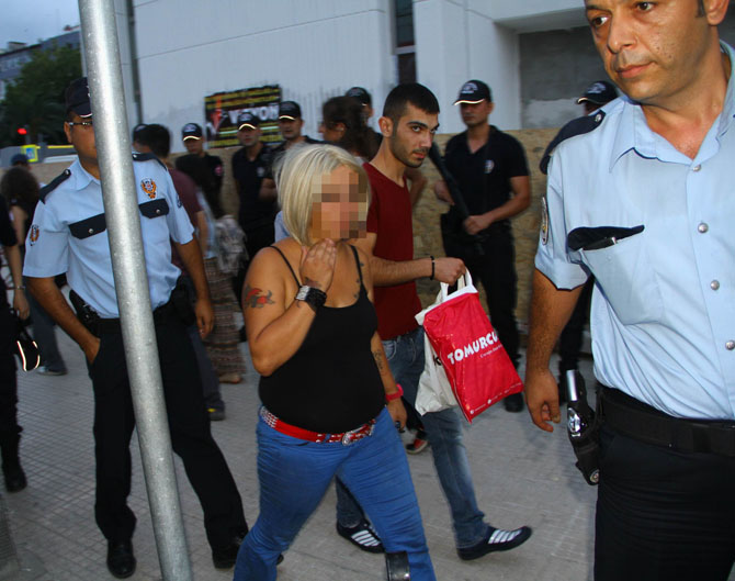 Polis otosuna taş kadın gözaltına alındı