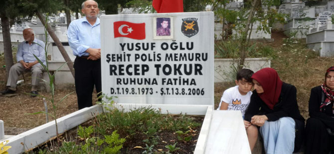 ŞEHİT RECEP TOKUR KABRİ BAŞINDA DUALARLA ANILDI