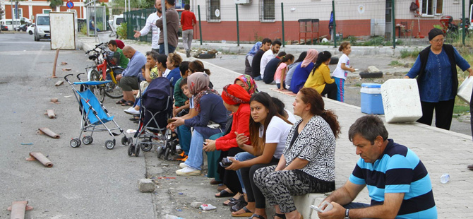 Cezaevi önünde heyecanlı bekleyiş