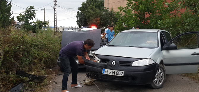 Düğün konvoyuna yetişmeye çalıştı direğe çarptı