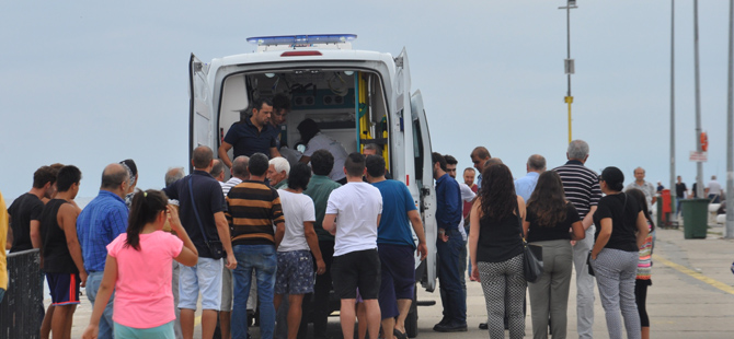 İskeleden denize düşen adamı vatandaşlar kurtardı