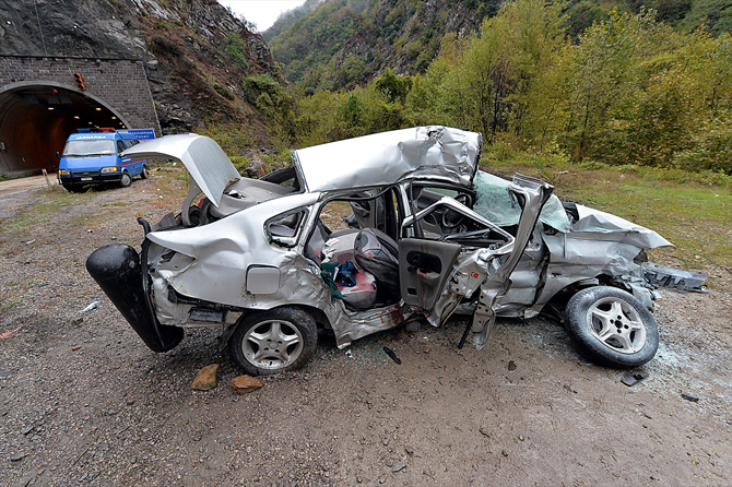 Feci kaza otomobil sürücüsü hayatını kaybetti