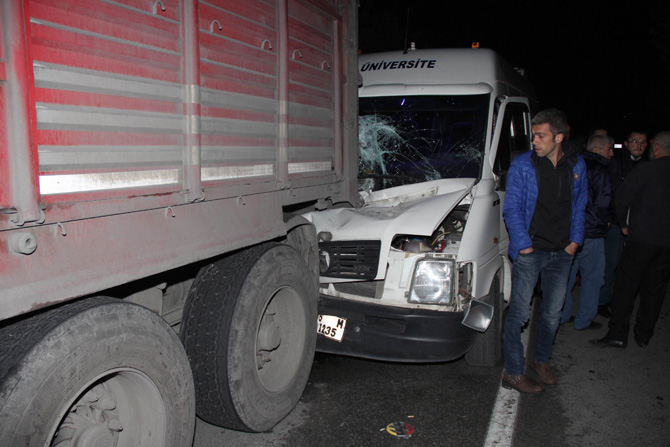 Minibüs park halindeki TIR'a çarptı: 1 yaralı