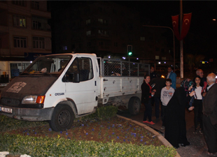 Eşini hastaneye götüren yaşlı adam kamyonete çarptı