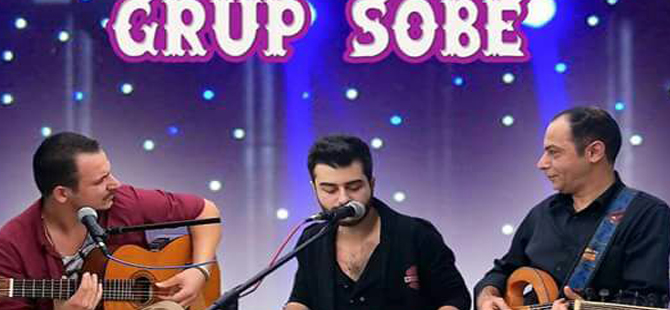 Grup söbe ile AVM'de canlı müzik keyfi