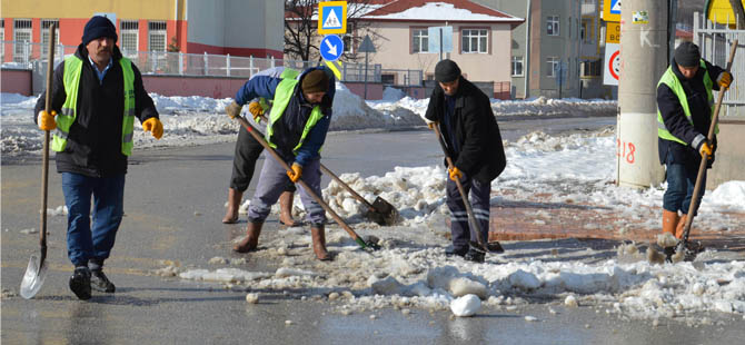 LADİK BELEDİYESİ KAR VE BUZ TEMİZLİĞİNE DEVAM EDİYOR