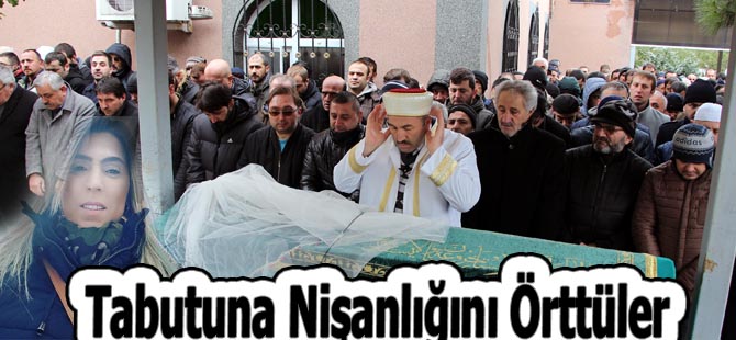 Tabutuna Nişanlığını Örttüler