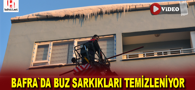 Bafra`da çatılarda bulunan buz kütleleri temizleniyor