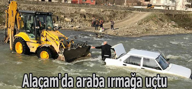 Alaçam'da araba ırmağa uçtu