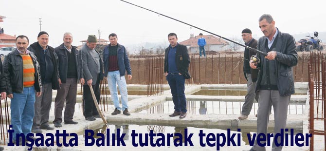 İnşaatta Balık tutarak tepki verdiler