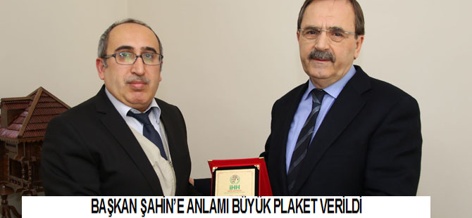 BAŞKAN ŞAHİN’E ANLAMI BÜYÜK PLAKET VERİLDİ