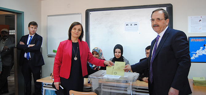 Başkan Şahin oyunu eşiyle birlikte attı