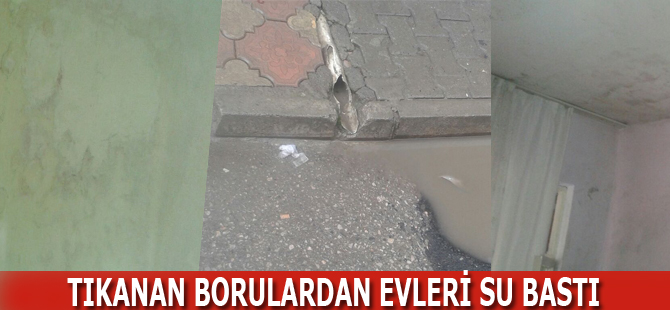 Tıkanan borulardan evleri su bastı