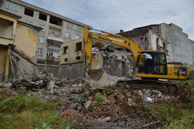 Terme'de Metruk Binalar Yıkılıyor