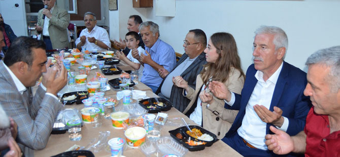 Başkan Uyar İftar 'da Alaçamlı Hemşehirleri İle Bir Araya Geldi