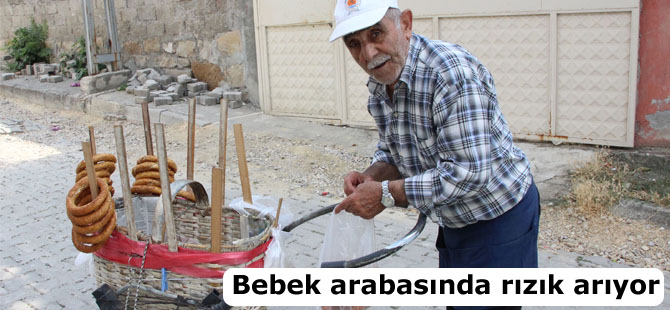 Bebek arabasında rızık arıyor