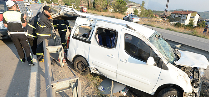 Araç devrildi 6 kişi yaralandı.