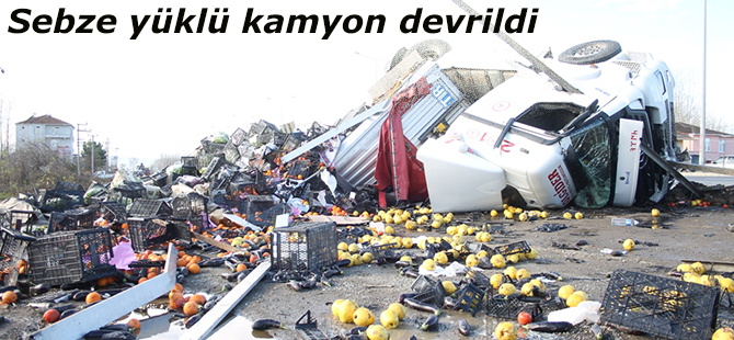 Sebze yüklü kamyon devrildi