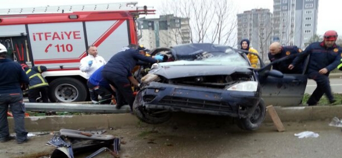 Aydınlatma direğine çarpan otomobilin sürücüsü öldü