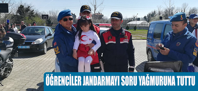 ÖĞRENCİLER JANDARMAYI SORU YAĞMURUNA TUTTU