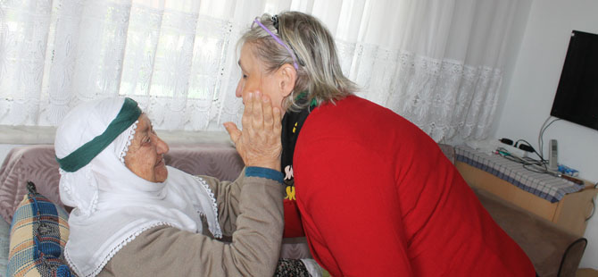 Başkan Topaloğlu’nun Eşi Banu Topaloğlu Yaşlıları Evlerinde Ziyaret Etti