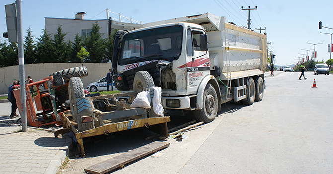 Vezirköprü'de Hafriyat Kamyonu Traktöre Çarptı