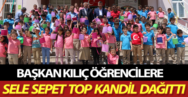 BAŞKAN KILIÇ ÖĞRENCİLERE SELE SEPET TOP KANDİL DAĞITTI