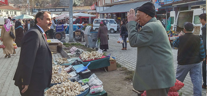 BAŞKAN ÖZBALCI SEÇİM ÖNCESİ PAZARIN NABZINI TUTTU