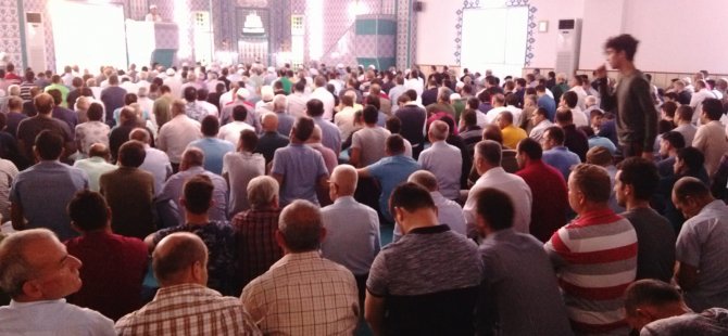 Bafralılar İlk Bayramlaşmayı Cami İçinde Yaptı