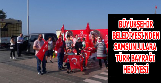 BÜYÜKŞEHİR BELEDİYESİ'NDEN SAMSUNLULARA TÜRK BAYRAĞI HEDİYESİ