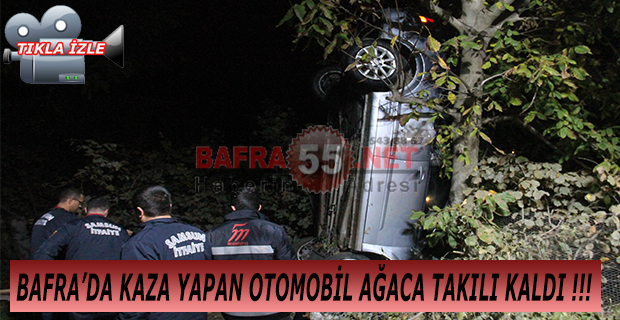 BAFRA’DA KAZA YAPAN OTOMOBİL AĞACA TAKILI KALDI !!!