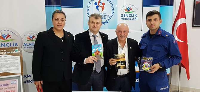 BAFRALI ŞAİRDEN ALAÇAM GENÇLİK MERKEZİNDE İMZA GÜNÜ