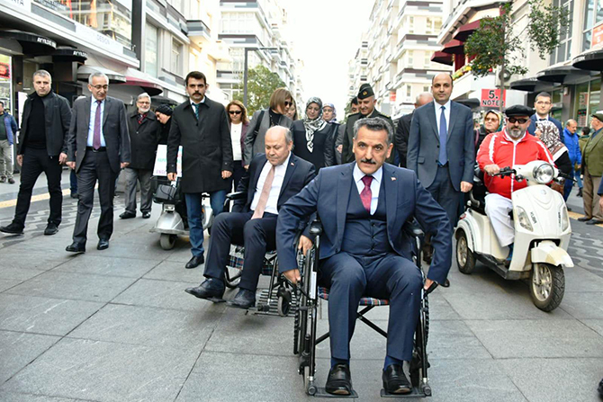 Engelsiz yürüyüşte tekerlekli sandalyeye bindi