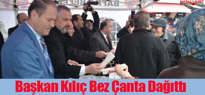 Bafra Belediye Başkanı Kılıç Pazaryeri'nde Bez Çanta Dağıttı