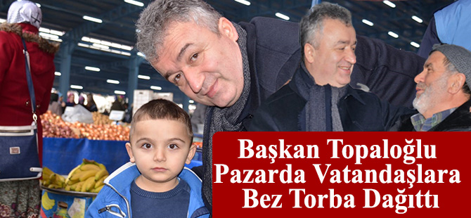 Başkan Topaloğlu Pazarda Vatandaşlara Bez Torba Dağıttı