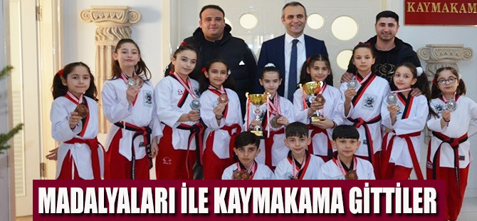 MADALYALARI İLE KAYMAKAMA GİTTİLER