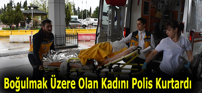 Boğulmak Üzere Olan Kadını Polis Kurtardı