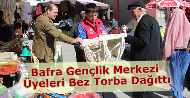 Bafra Gençlik Merkezi üyeleri bez torba dağıttı