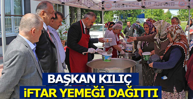 BAŞKAN KILIÇ, KAVAKPINAR MUHTARLIĞINDA İFTAR YEMEĞİ DAĞITTI