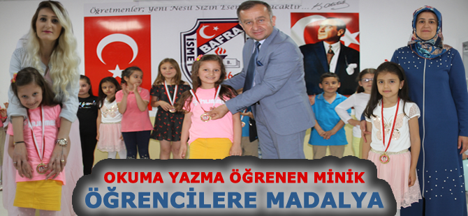 Bafra'da Okuma Yazma Öğrenen Miniklere Madalya