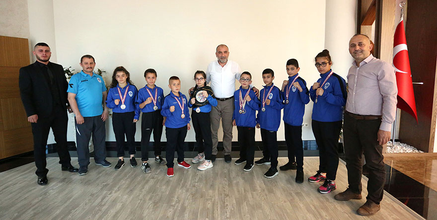 BAŞKAN SANDIKÇI'DAN MUAYTHAİ SPORCULARINA ÖDÜL