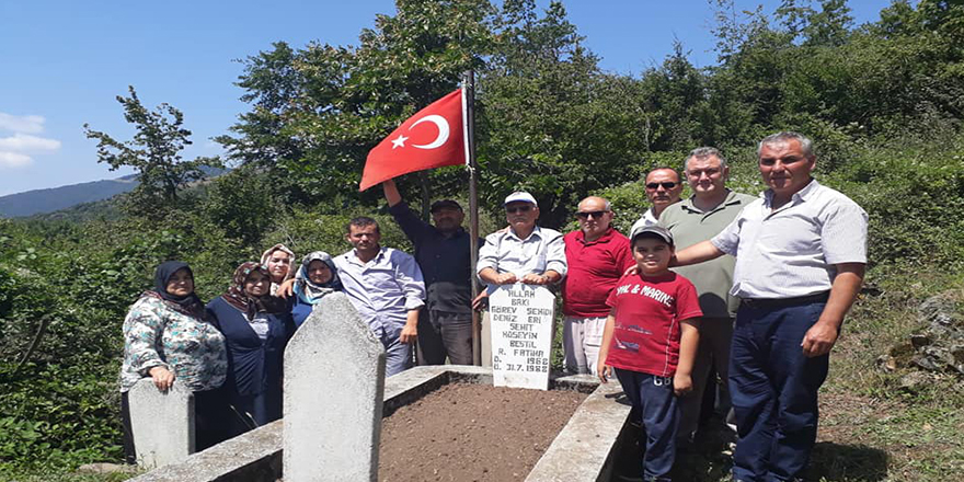 ŞEHİT DENİZ ER HÜSEYİN BASDİL KABRİ BAŞINDA DUALARLA ANILDI