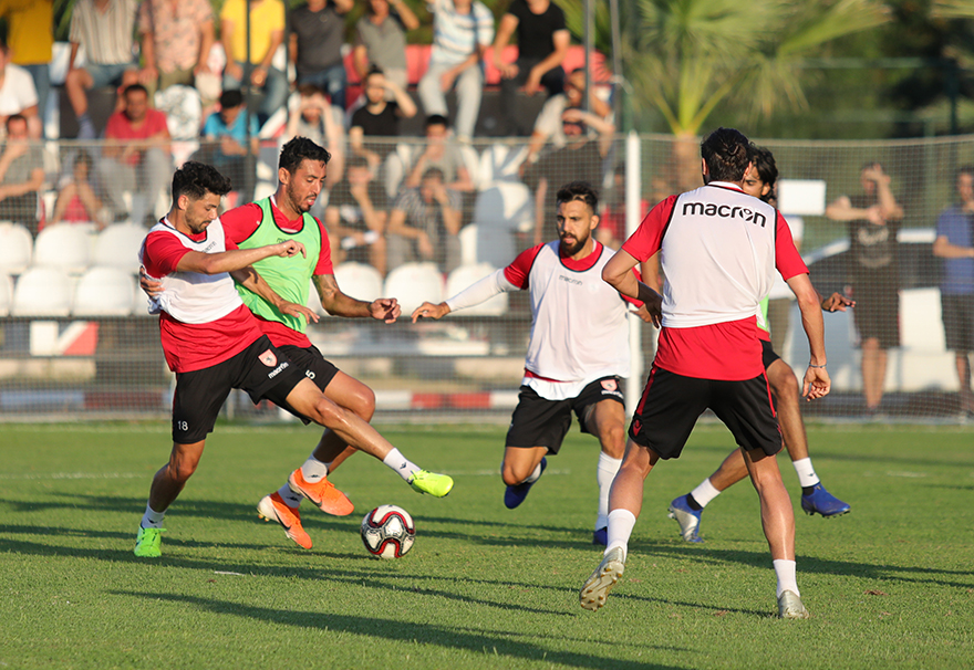 Samsunspor  akşam idmanında yarı sahada çift kale maç yaptı.